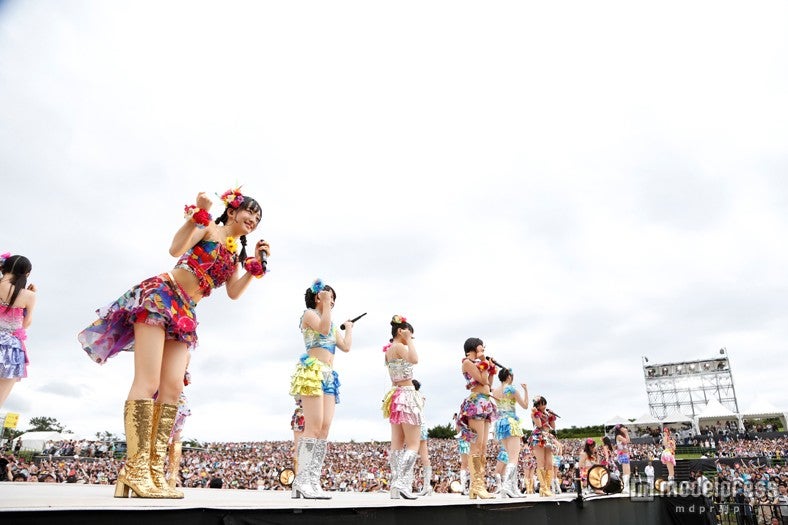 初の野外ライブの様子（C）AKS