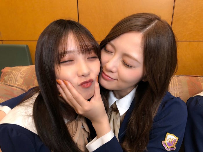 与田祐希を愛でる白石麻衣(提供写真)