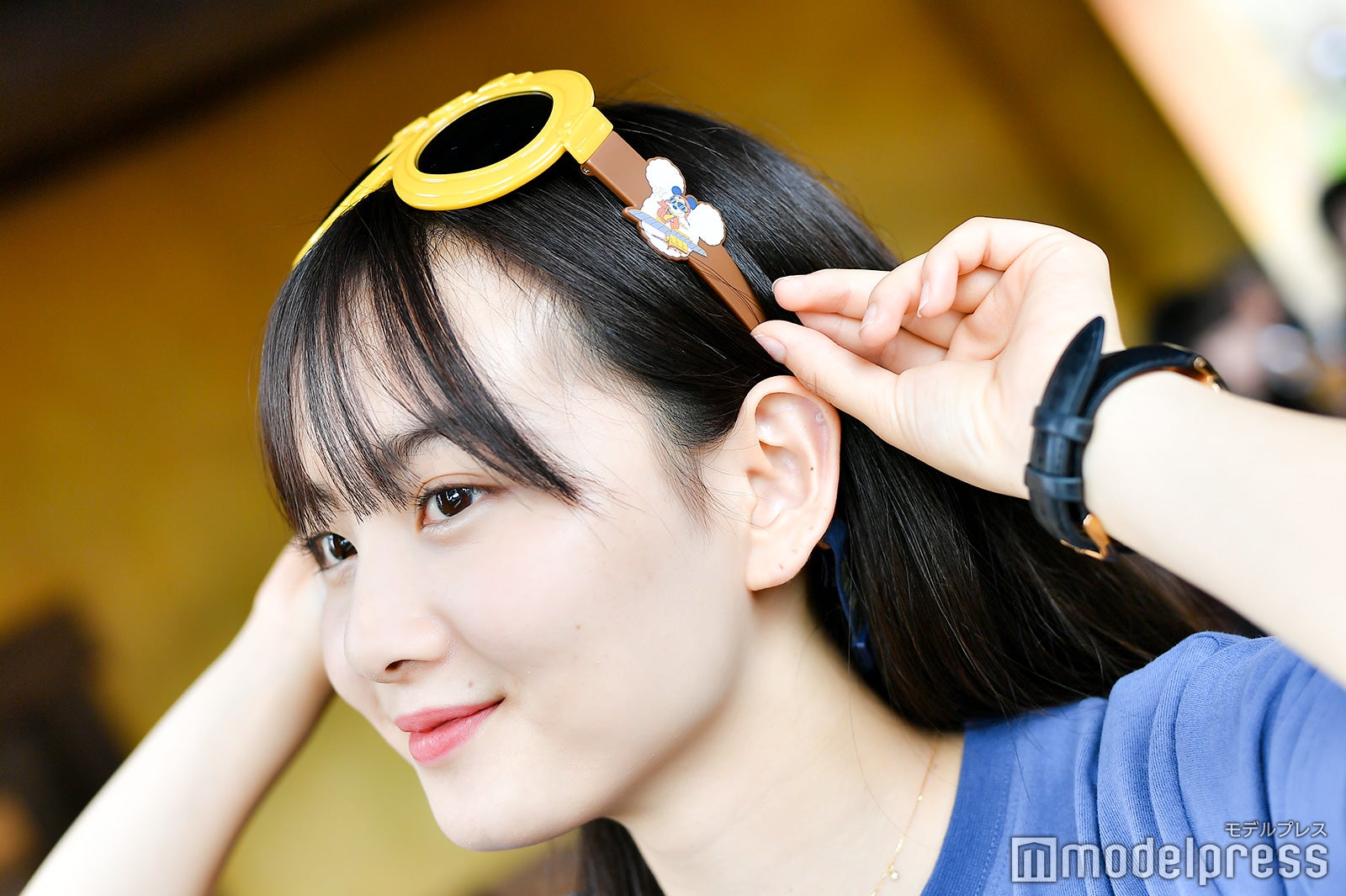 横から見ても可愛いデザインのファッション用グラス（¥2,300）／モデル：青山舞莉（C）モデルプレス（C）Disney