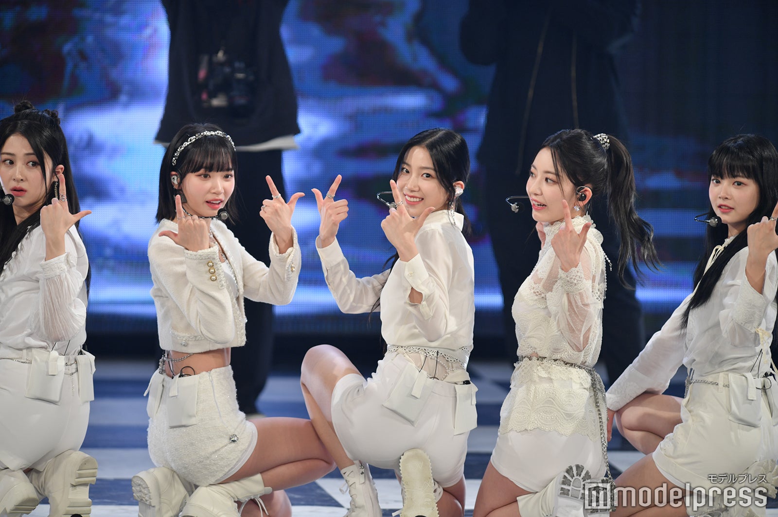 ファンとの撮影前にテキパキとポーズ確認するYUNJIN、CHAEWON、KAZUHA、SAKURA、EUNCHAE／LE SSERAFIM （C）モデルプレス