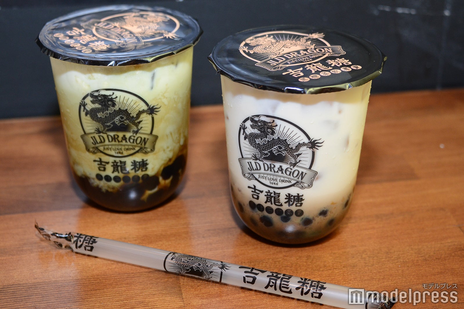 ストロー・カップ共に龍のロゴデザイン（C）モデルプレス