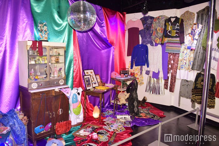 私物&私服を展示、伊藤万理華の部屋状態?/「伊藤万理華の脳内博覧会」会場内の様子 (C)モデルプレス