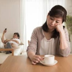 夫の「冗談」が笑えない… 「皮肉」に聞こえると嘆く妻たちの苦悩