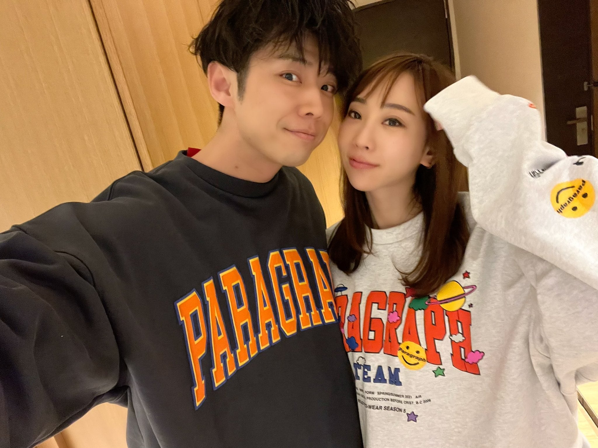 「バチェラー4」黄皓＆秋倉諒子、“お揃いコーデ旅行”でラブラブアピール「試してみ。飛ぶぞ」