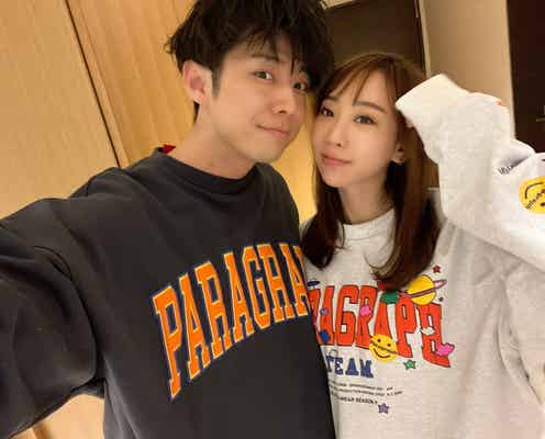「バチェラー4」黄皓&秋倉諒子、“お揃いコーデ旅行”でラブラブアピール「試してみ。飛ぶぞ」
