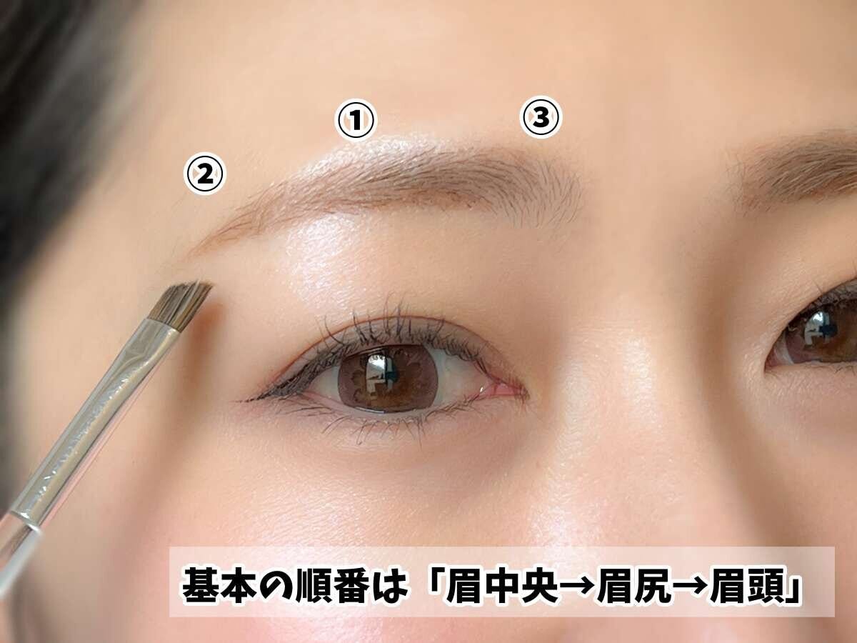眉中央→眉尻→眉頭の順番で描くと自然に仕上がる眉メイクの基本