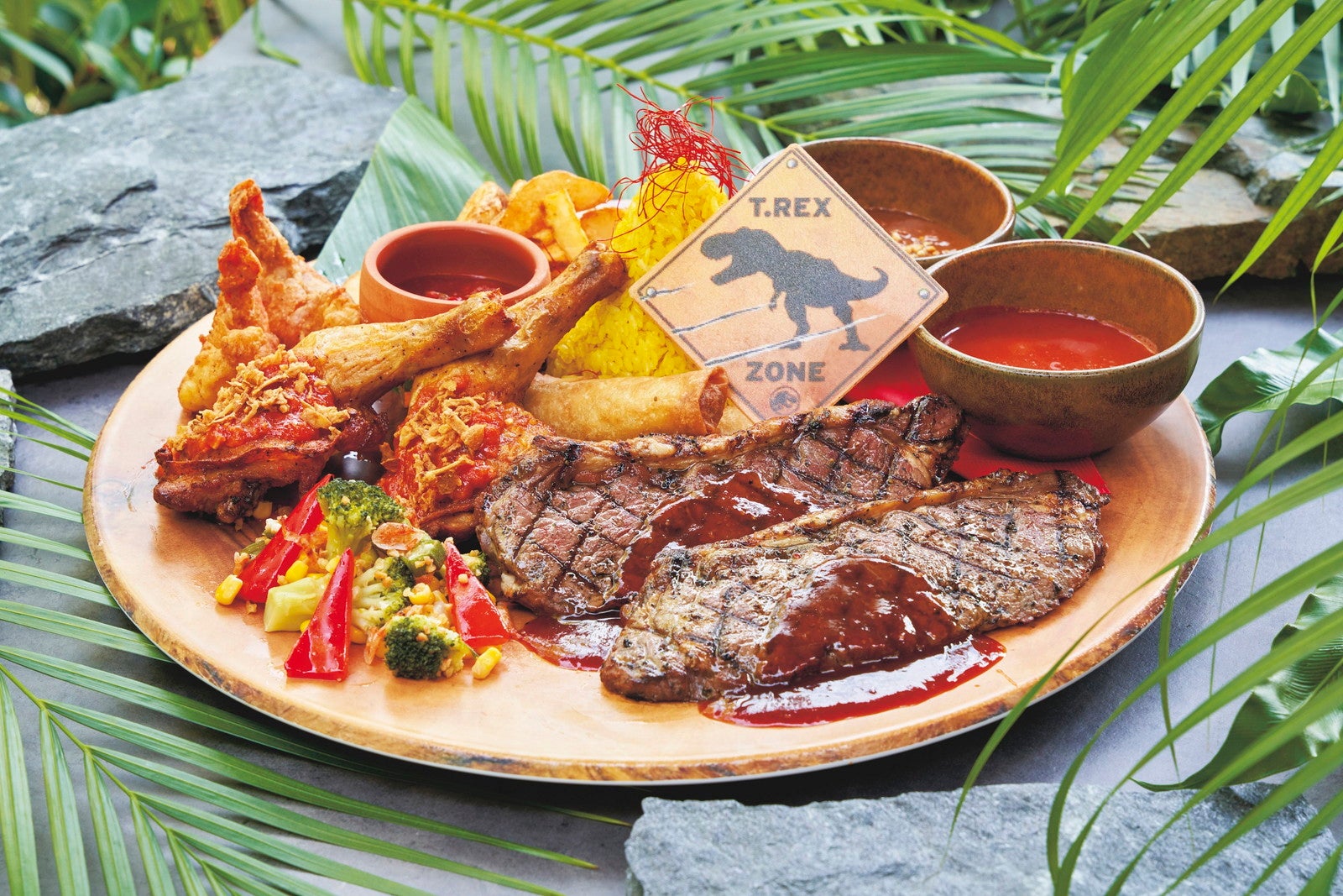 ジュラシック・ファミリープレート／画像提供：ユニバーサル・スタジオ・ジャパン