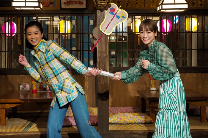 黒島結菜、川栄李奈 (C)NHK