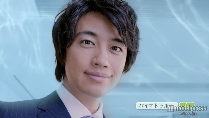 斎藤工がスーツ姿で大接近 集中できない の声も モデルプレス 斎藤工がスーツ姿で大接近 集中できない の声も モデルプレス