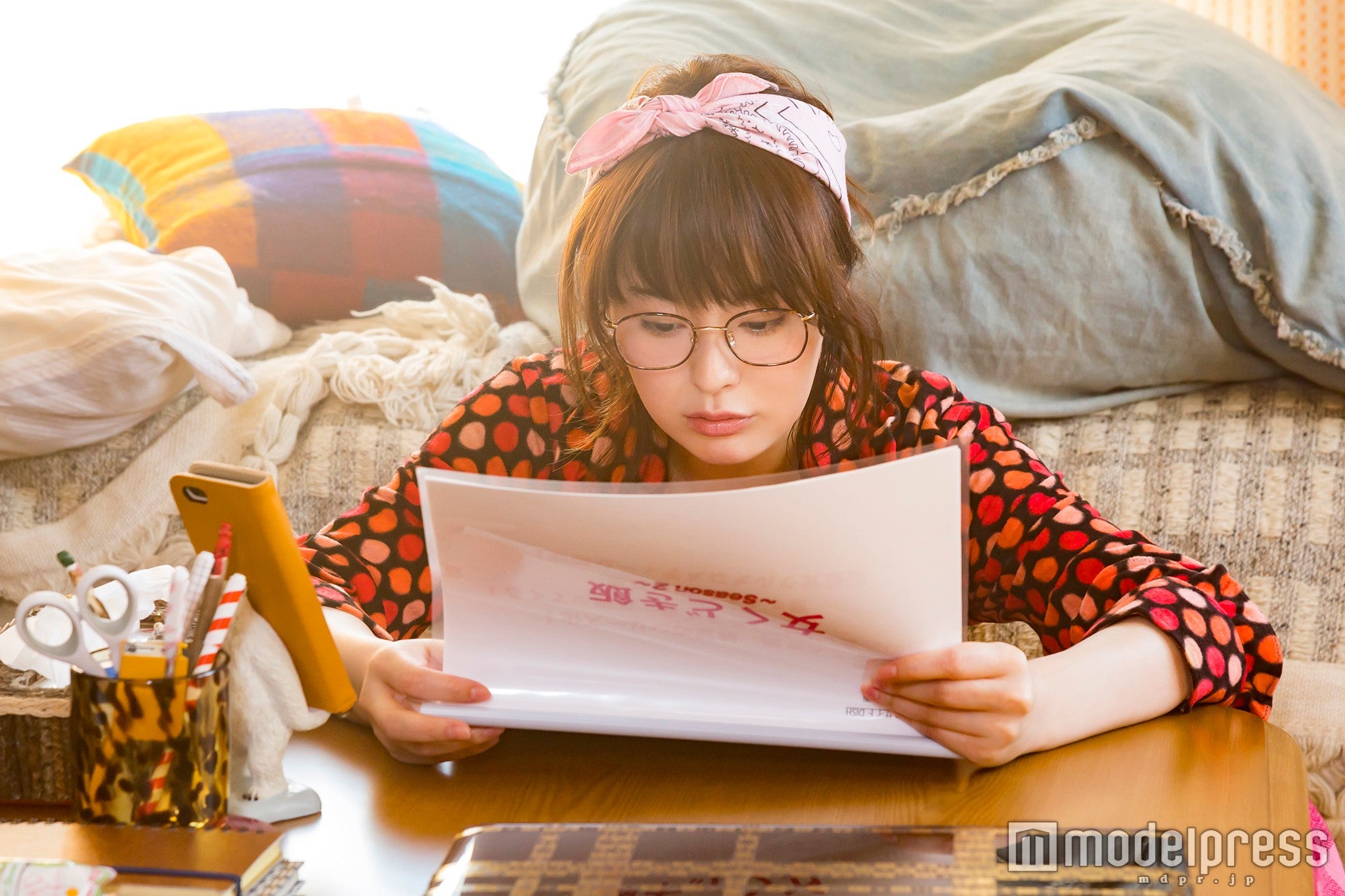 お部屋でのメガネ姿にも胸キュン（C）峰なゆか／ドラマ「女くどき飯 Season2」製作委員会・MBS