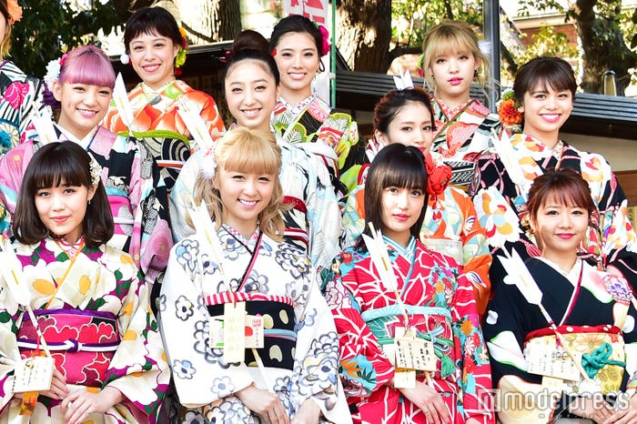1列目左から:鷲尾伶菜、Ami、藤井夏恋、Aya/2列目左から:須田アンナ、坂東希、YURINO、佐藤晴美/3列目左から:中島美央、川本璃、MIYUU (C)モデルプレス