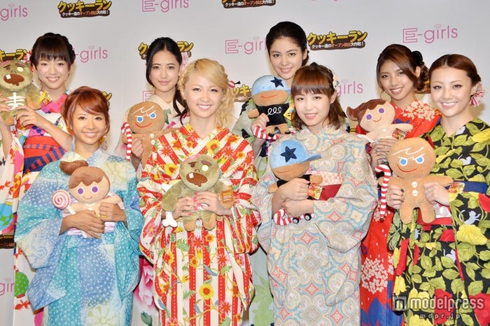 武部柚那(後列左端)(C)モデルプレス