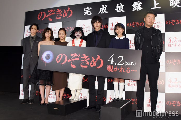 (左から)玉城裕規、入来茉里、板野友美、のぞきめ、白石隼也、石井心愛、三木康一郎監督