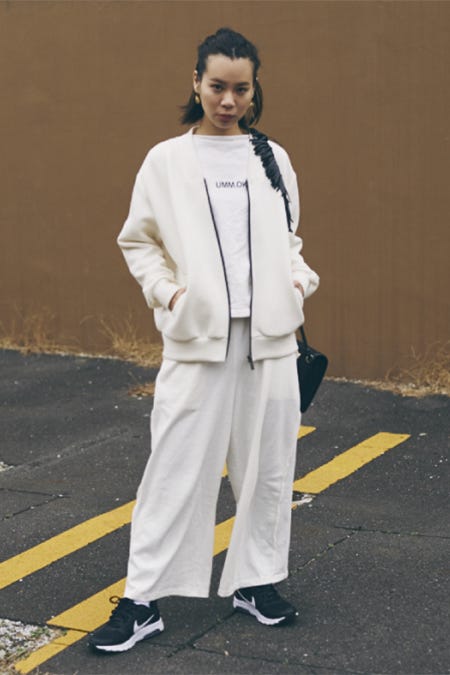 ホワイトのワイドパンツ(C)TOPLOG