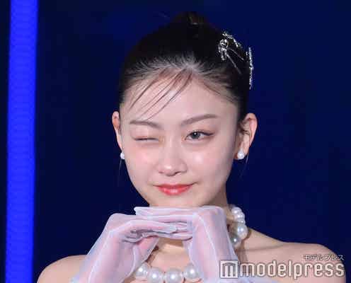 みとゆな、ミニ丈ドレスで爽やか肌見せ 個性派ストッキングから美脚チラリ【TGC 2024 S/S】
