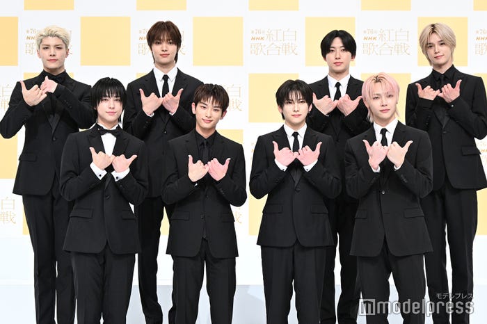 グループのシグナルポーズを決める&TEAM(後列左から時計回りに)MAKI、EJ、FUMA、K、NICHOLAS、YUMA、HARUA、TAKI(C)モデルプレス