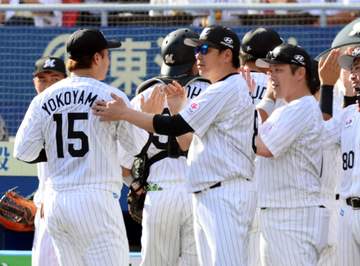 ロッテ サブロー監督「非常に大きな1勝」九回ピンチには自らゲキ「死ぬ気で抑えろ、死ぬ気で守れ」早期継投的中で交流戦4勝2敗「まだまだ成長中のチーム」