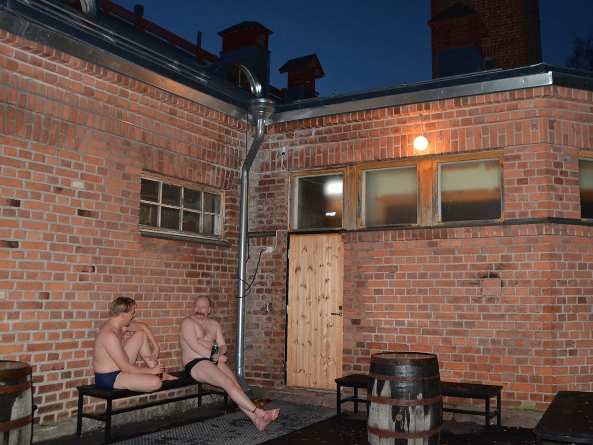 サウナの合間に、ビールなどの低アルコール飲料を嗜むのも普通