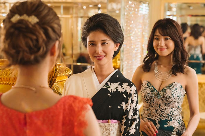 橋本マナミ、中村静香「恋と弾丸」第2話より(C)箕野希望・小学館/「恋と弾丸」製作委員会・MBS