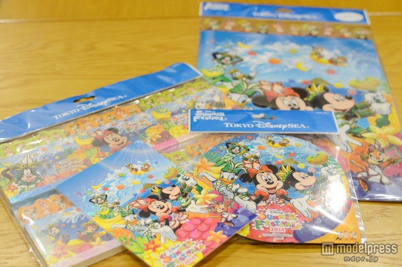 メモやクリアホルダーセットなど文具も充実