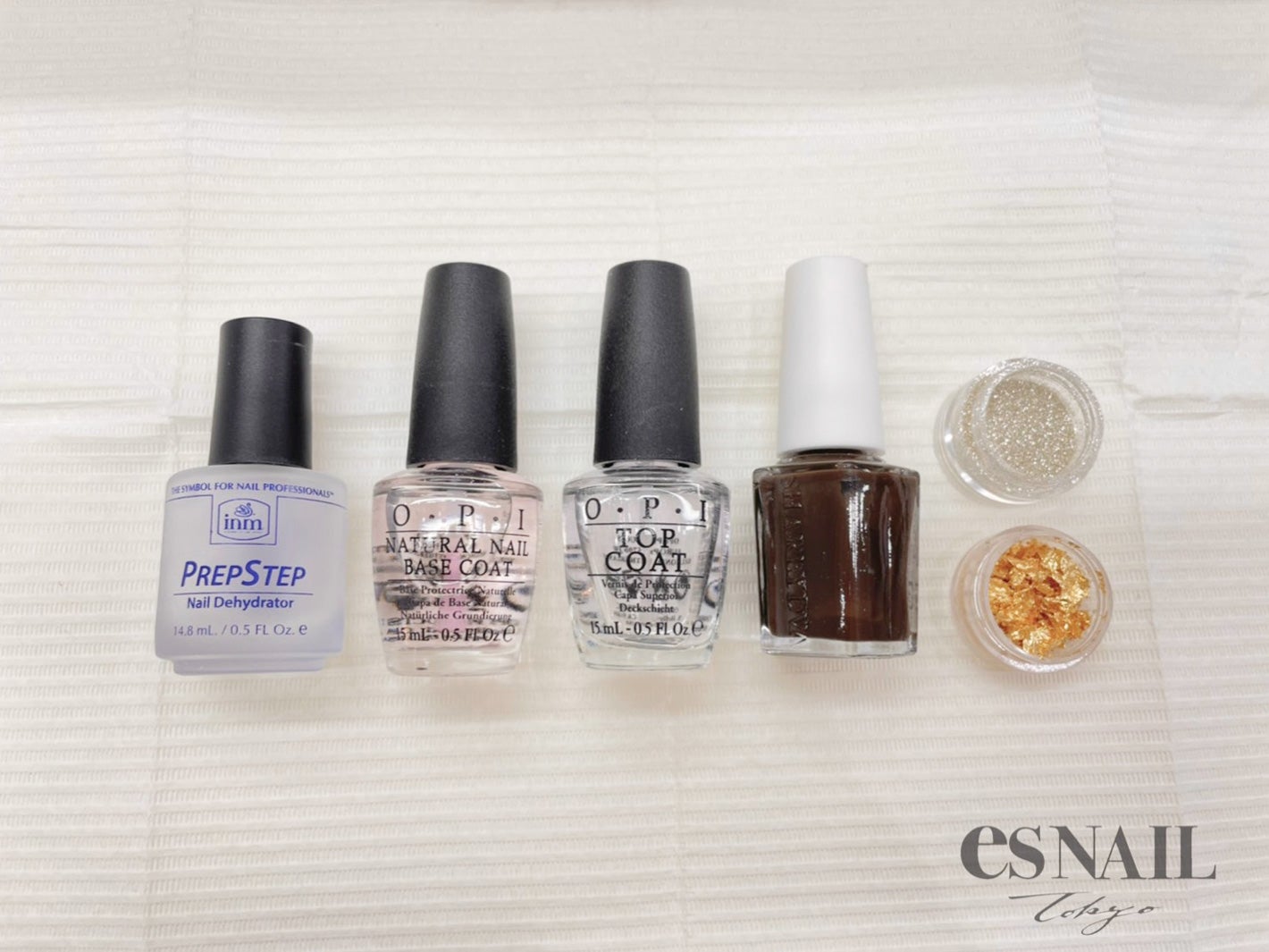 （左から）プレプライマー、ベースコート、トップコート、ブラウンのポリッシュ、純銀ラメ、金箔（画像提供：esNAIL）