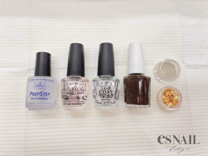 (左から)プレプライマー、ベースコート、トップコート、ブラウンのポリッシュ、純銀ラメ、金箔(画像提供:esNAIL)