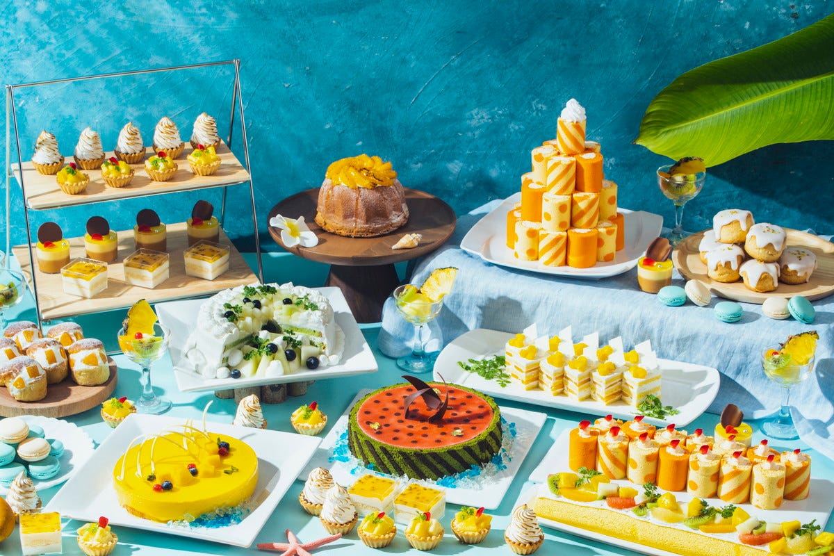沖縄で地元フルーツ使用の夏スイーツビュッフェ、スイカ風チーズケーキやマンゴーケーキなど約15種