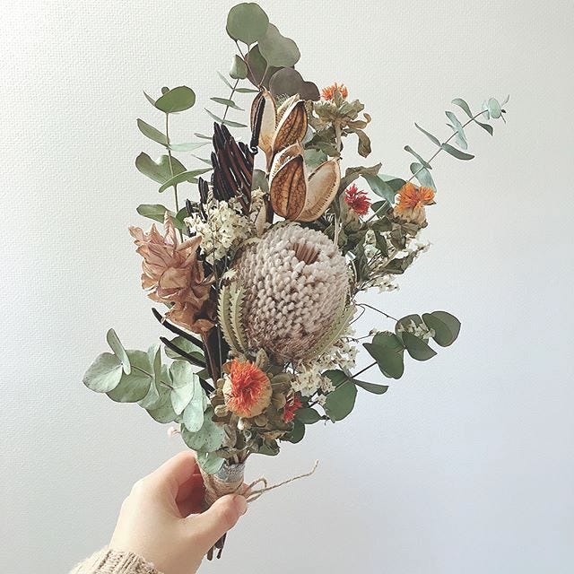 玄関をおしゃれにするスワッグの飾り方 さりげなく暮らしを飾るインテリアアイテム モデルプレス 玄関をおしゃれにするスワッグの飾り方 さりげなく暮らしを飾るインテリアアイテム モデルプレス