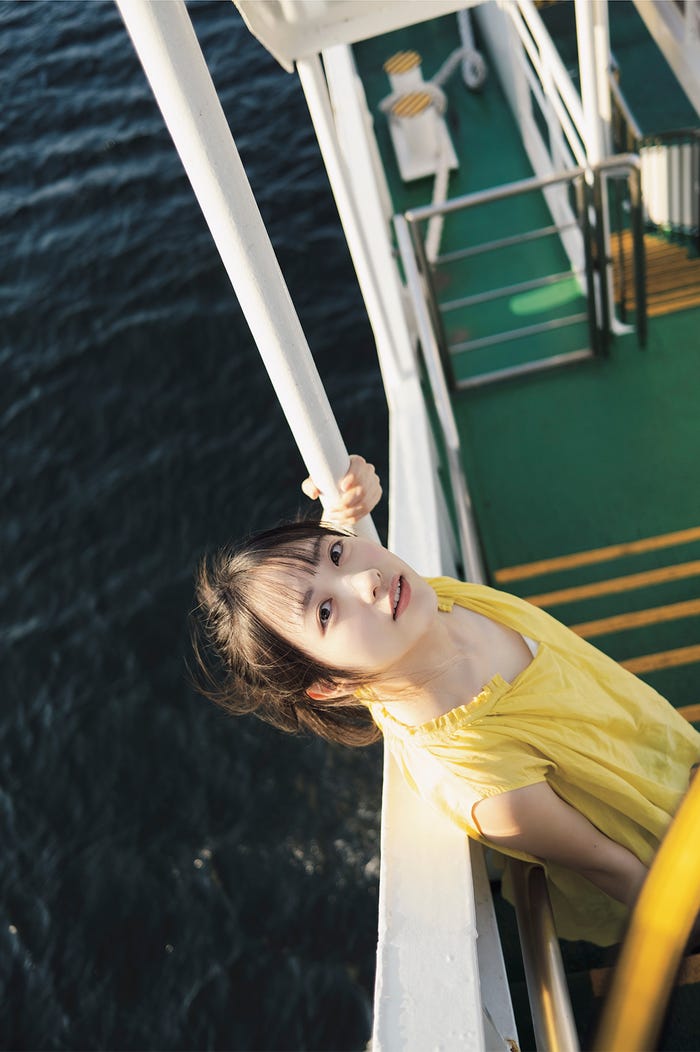 STU48石田千穂ファースト写真集「檸檬(れもん)の季節」裏表紙(講談社刊)撮影/YOROKOBI