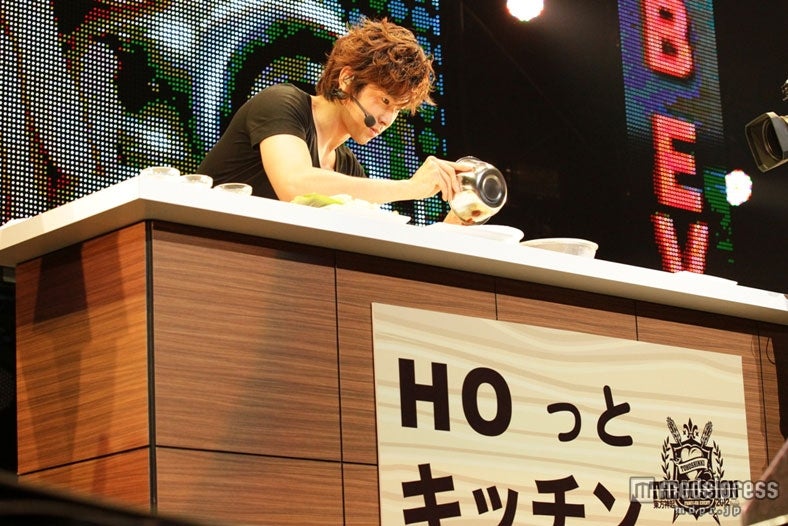 クッキングコーナーを展開したユンホ