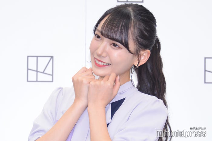 “ひとめぼれ”させるポーズのリクエストに応えてくれた鈴木瞳美(C)モデルプレス