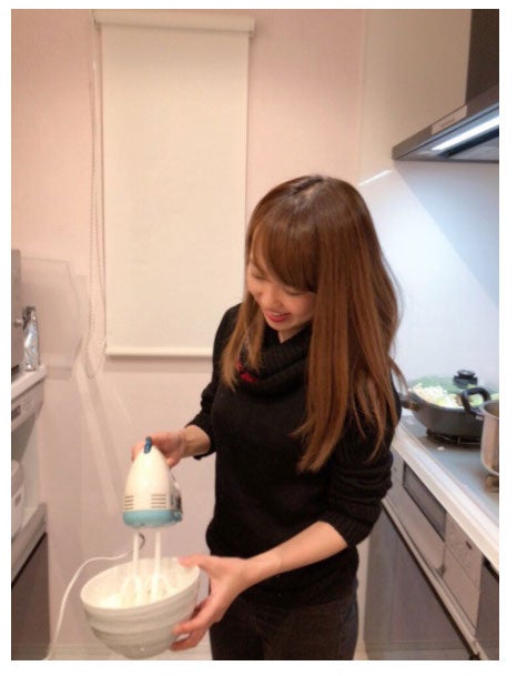 ケーキを作る川崎希／アレクサンダーオフィシャルブログ（Ameba）より
