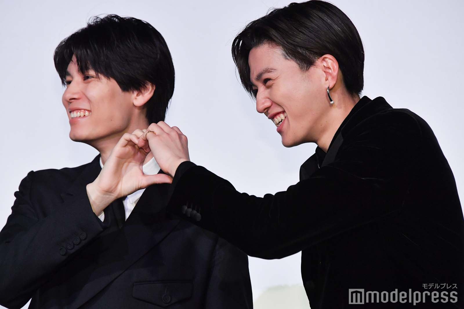 ハートのリクエストの多さに笑ってしまう萩原利久、八木勇征（C）モデルプレス