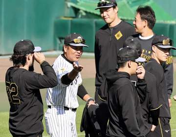 阪神・野村克則作戦統括コーチ IDではなくLP野球 秋季練習合流即モットー披露「愛情（Love）と情熱（Passion）」