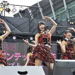 AKB48、大阪でフリーライブを開催／（左から）大和田南那、横山由依、小嶋真子（C）AKS【モデルプレス】