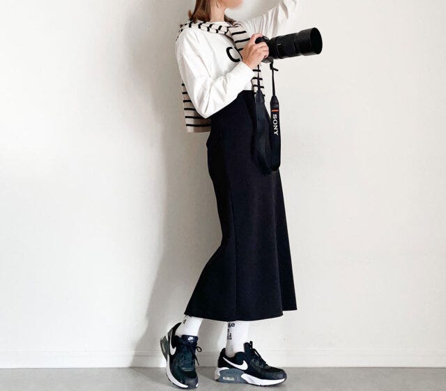 行事コーデ　アラサーアラフォーママ　おしゃれ　ボーダーカーデ×ブラックスカート