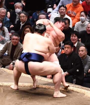 平幕宇良が悔しさ露わ 横綱大の里の足を取って倒すも同体で取り直しに 2度目は土俵下に押し倒される 館内は大歓声