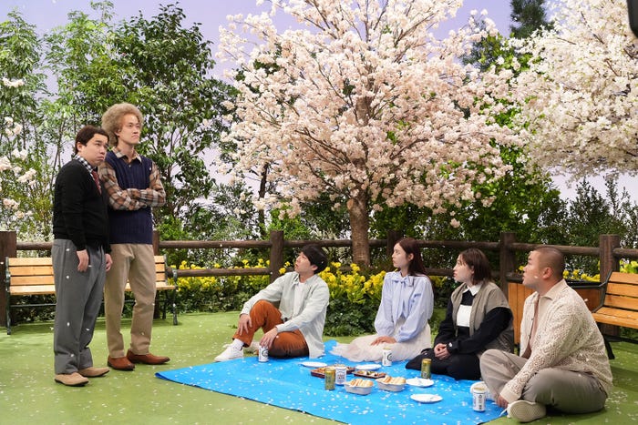 (左から)せいや、粗品、秋山寛貴、古畑星夏、丸山礼、岡部大(C)フジテレビ