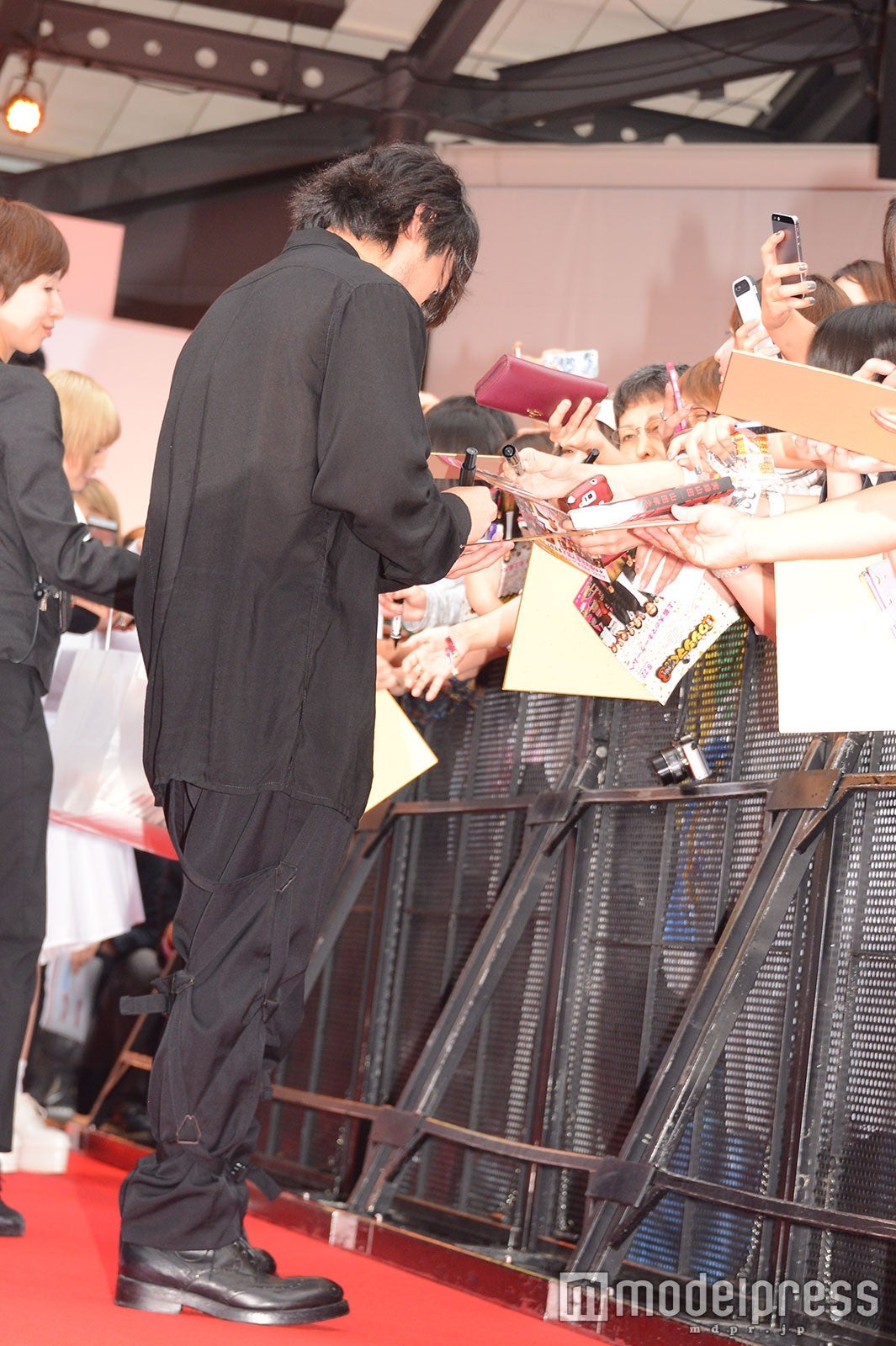 ファンへサインする山田孝之(C)モデルプレス