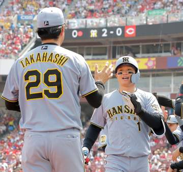 阪神 森下が17号2ラン 佐藤輝とのホームランキング争いで2差をつける 誕生日の中野を生還させる豪快な先制弾