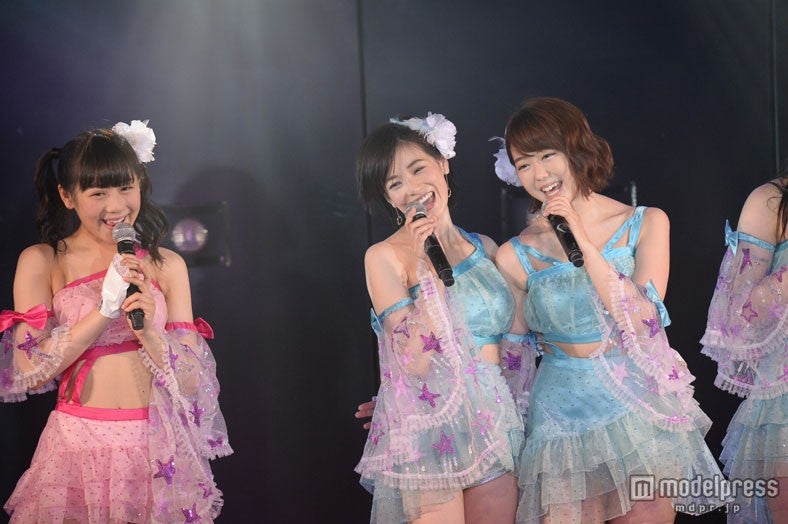 ライブの様子（C）AKS