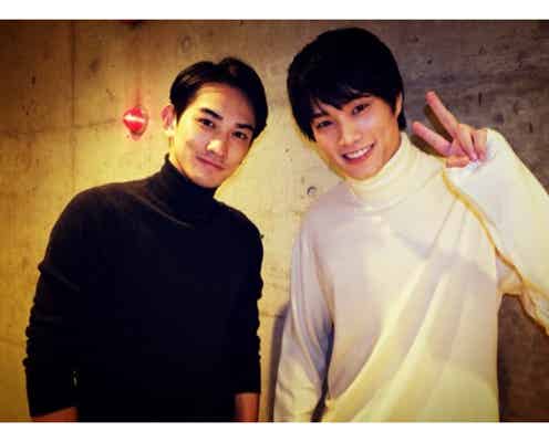 町田啓太&鈴木伸之、“鈴町コンビ”の色違いコーデ仲良しショットにほっこり