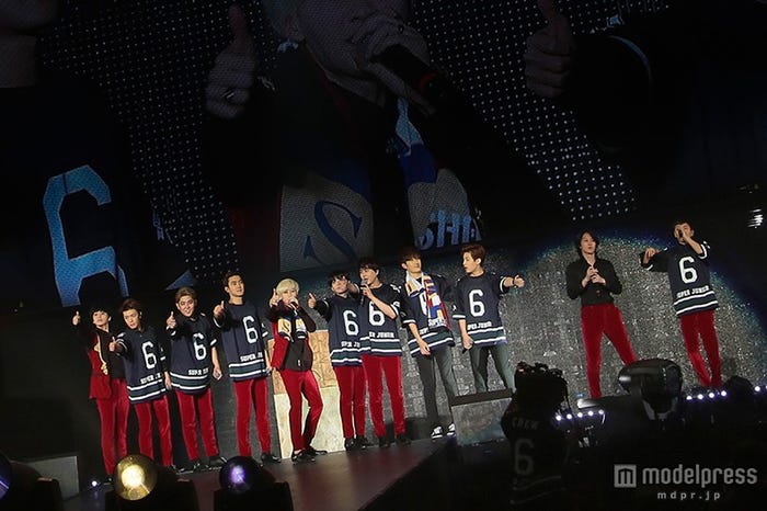 SUPER JUNIOR(左から)ソンミン、ドンへ、カンイン、シウォン、ウニョク、リョウク、キュヒョン、チョウミ、ヘンリー、ヒチョル、イトゥク