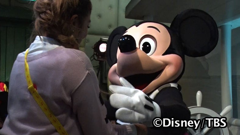 ミッキーと触れ合うローラ