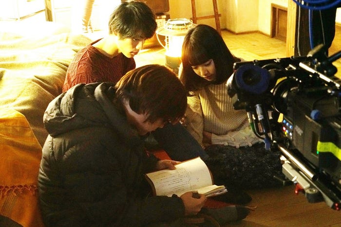 福士蒼汰&小松菜奈が三木孝浩監督と相談中…(C)2016「ぼくは明日、昨日のきみとデートする」製作委員会
