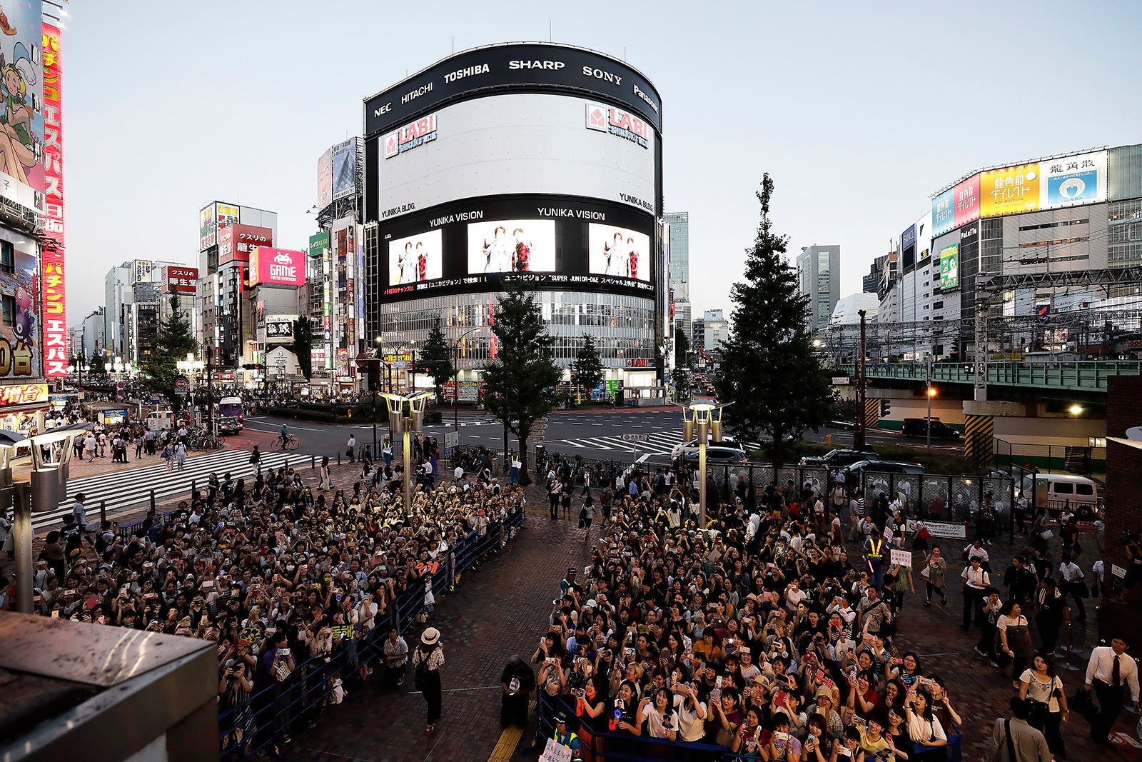 西武新宿PePe広場にファン集結（提供写真）