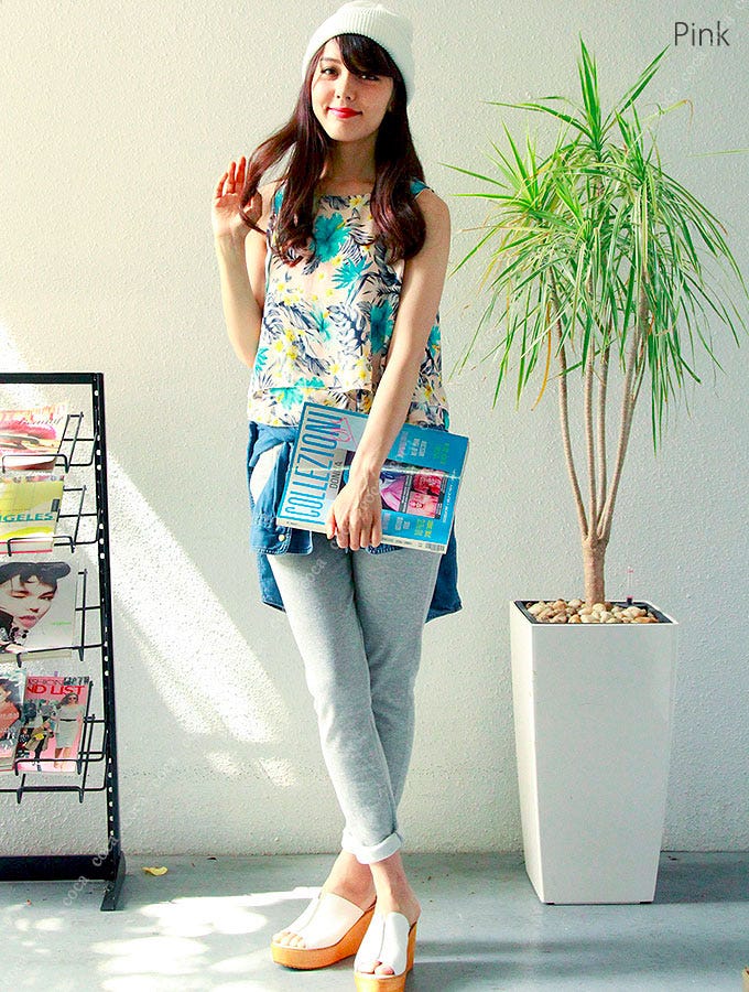 ノースリーブのボタニカルシフォントップス「coca」1,690円(税込)