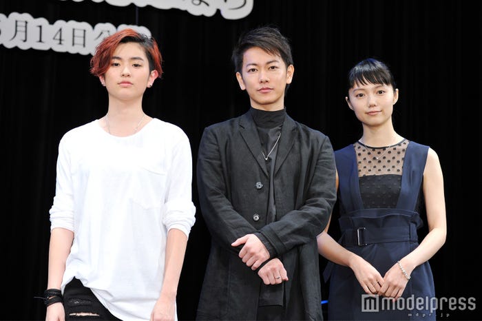 HARUHI、佐藤健、宮崎あおい(C)モデルプレス