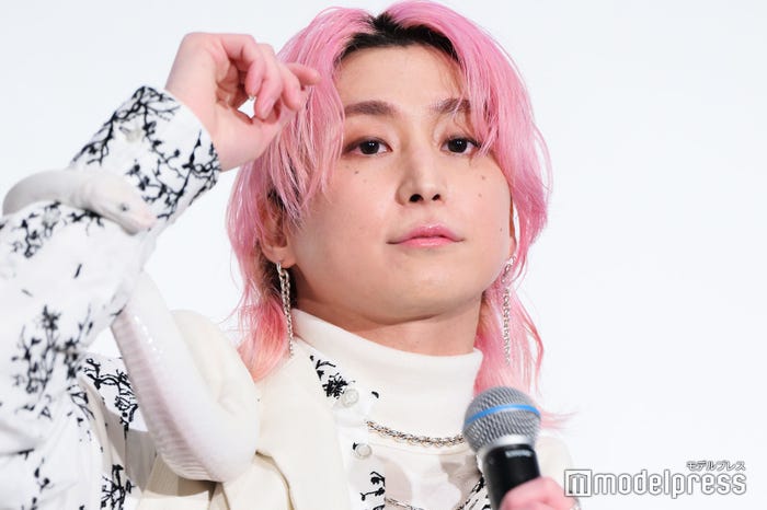 動じることなく首に蛇を巻く佐久間大介(C)モデルプレス