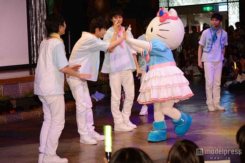 キティちゃんの登場にメンバーも大喜び